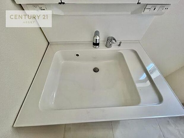 洗面台のボウルが深く床に水が跳ねにくいです！それにお掃除がしやすい使い勝手の良い白を基調とした清潔感のある洗面台で気持ちよくお使いいただけます！