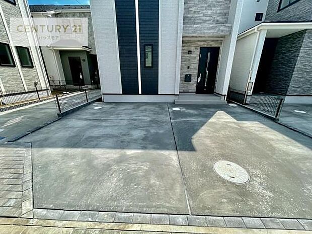 駐車スペースは2台分あります！セカンドカーはもちろん、バイクや自転車なども置き場所に困りません。