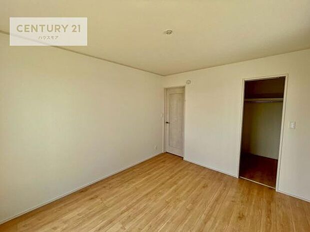 収納スペースがついています！居室をスッキリ整頓する事ができますね。家具を選ばないシンプルなデザインの為、家具を選ばずお気に入りの空間作りができそうですね。