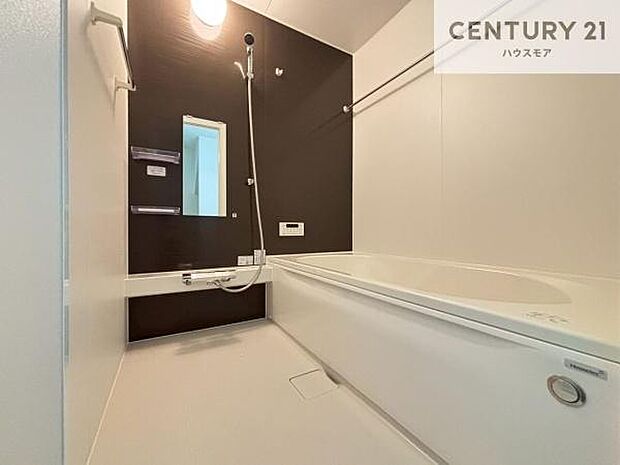 足を伸ばしてくつろげる浴室。一日の疲れをゆったり癒せる、快適なバスタイムをお楽しみいただけます。【同仕様写真】