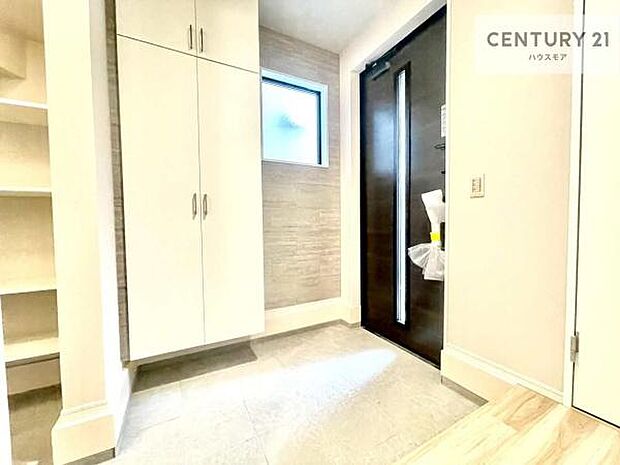 シューズボックス付きなので、玄関が片付きお掃除がしやすいです！スッキリした玄関で戸を開けた瞬間、清潔感のある心地いい空間が出迎えてくれます。