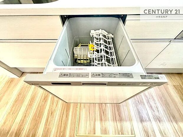 食洗機付きのキッチンです！忙しい時や手荒れ防止として大変活躍する便利な仕様です！ビルトインなのでキッチンの場所を取らず調理スペースを広く使うことが出来ます！