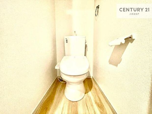 温水洗浄便座につき、冬場は便座が暖かくできるので冷たい便座に座らずに済む嬉しい仕様です！