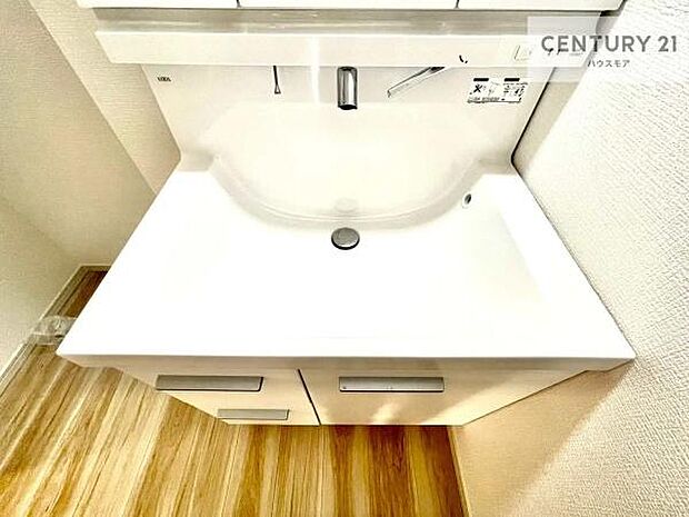 幅広の洗面台ボウルは、水が飛び散りにくく使い勝手の良い設計。お手入れも簡単で、清潔感のある空間を保てます。