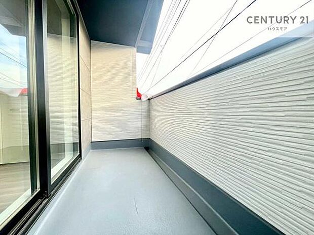 広々としたバルコニーで一日の始まりをスタート！お洗濯ものをたっぷり気持ちよく干せます！