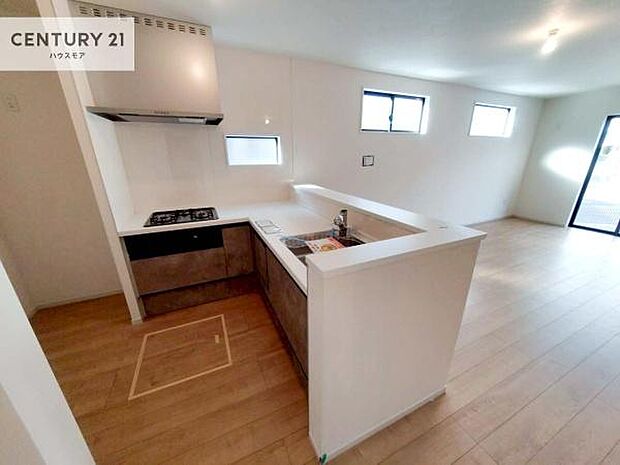 大人気の対面式システムキッチンを採用しています！ご家族のコミュニケーションが自然と増える設計です。お子様にも目が届くので嬉しいですね！広々使えて快適に作業が進みます。