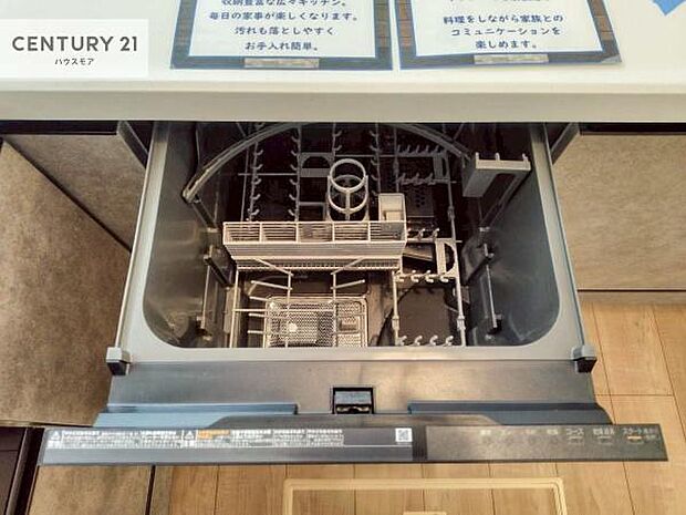 食洗機付きのキッチンです！忙しい時や手荒れ防止として大変活躍する便利な仕様です！ビルトインなのでキッチンの場所を取らず調理スペースを広く使うことが出来ます！