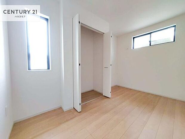 掃き出し窓がないお部屋は、お子様のお部屋としても安心です！収納スペースも充実しているので散らかったお部屋をサッと片付けられます！