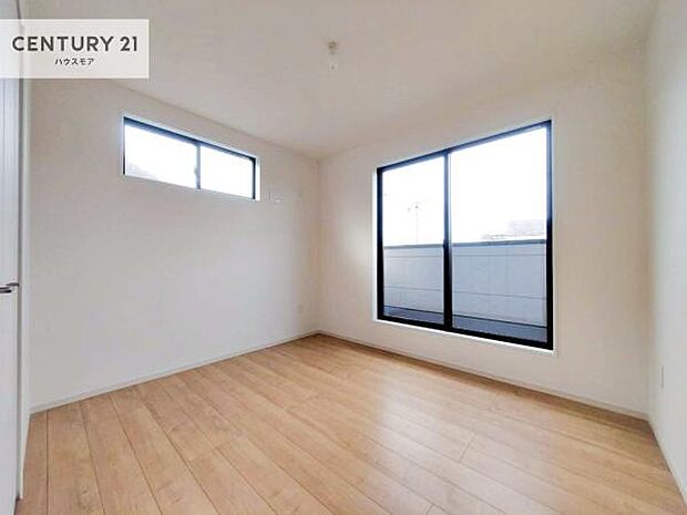 2面採光を確保した明るい室内は、風通しも良く、明るく大変居心地の良い空間となっております。リラックスして過ごせる心地の良いお部屋です！朝の目覚めがスッキリしますね！