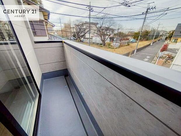 落ち着きある住宅街です！周囲には高い建物がなく、空が広く開放感があり、陽当たりを大きく遮られることもありません！気持ちの良い風が通り抜ける街並みです！