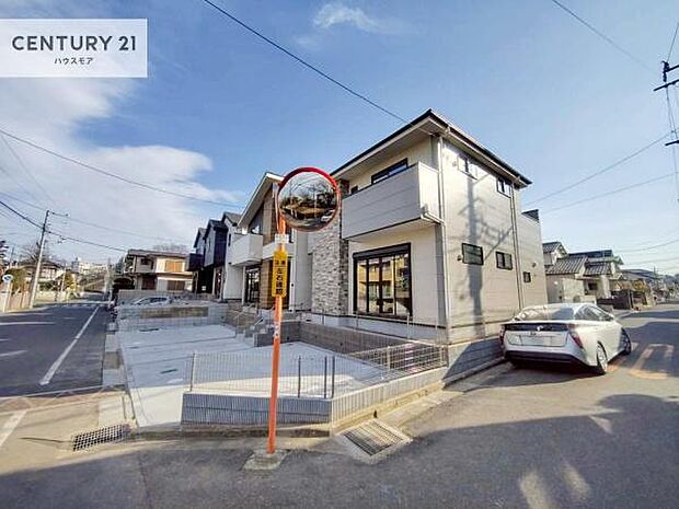 前面道路は6ｍ×8ｍ！陽当り良好な角地です。車庫入れが苦手な方も安心ですね。