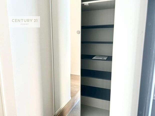 シューズボックス付きなので、玄関が片付きお掃除がしやすいです！スッキリした玄関で戸を開けた瞬間、清潔感のある心地いい空間が出迎えてくれます。