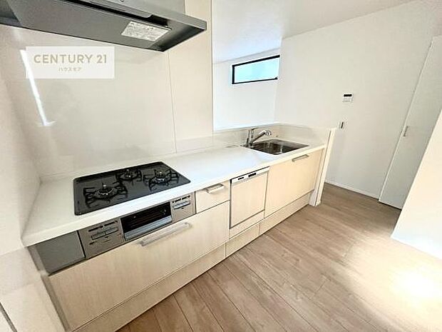 大人気の対面式システムキッチンを採用しています！ご家族のコミュニケーションが自然と増える設計です。お子様にも目が届くので嬉しいですね。収納力もあります！