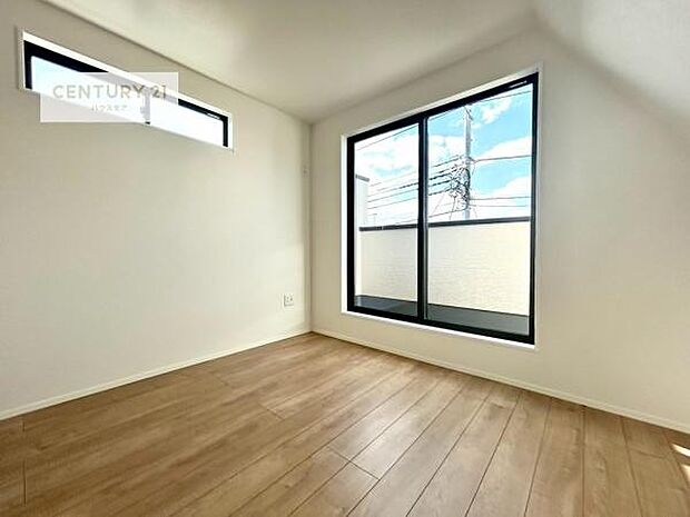 バルコニーに面した洋室。優しい光が差し込む洋室は、朝の目覚めも気持ちが良さそうですね。おうち時間もゆったりと過ごすことができます。