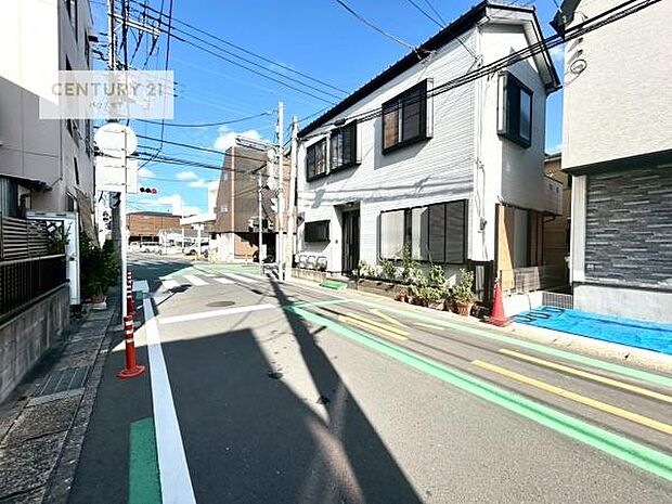 前面道路6ｍ！陽当り良好な立地です。車庫入れが苦手な方も安心ですね。