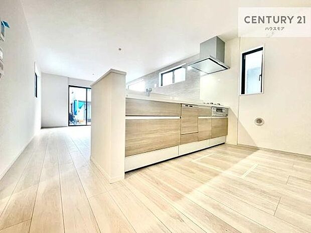 大人気の対面式システムキッチンを採用しています！ご家族のコミュニケーションが自然と増える設計です。お子様にも目が届くので嬉しいですね！広々使えて快適に作業が進みます。