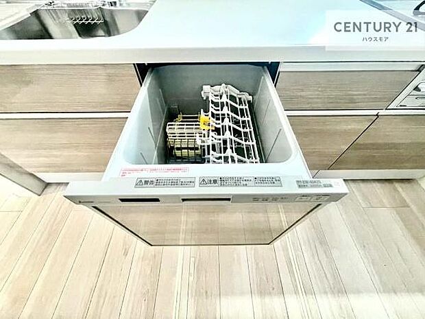 食洗機付きのキッチンです！忙しい時や手荒れ防止として大変活躍する便利な仕様です！ビルトインなのでキッチンの場所を取らず調理スペースを広く使うことが出来ます！