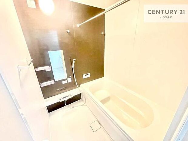 追い炊き機能付きの浴室で、いつでも快適なバスタイム。ご家族の入浴時間がずれても、温かいお風呂を楽しめます。