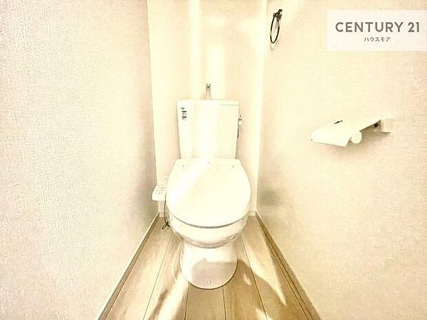 温水洗浄便座につき、冬場は便座が暖かくできるので冷たい便座に座らずに済む嬉しい仕様です！