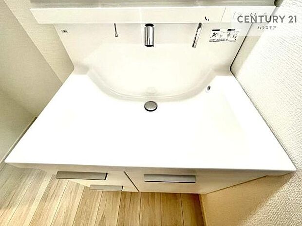 幅広の洗面台ボウルは、水が飛び散りにくく使い勝手の良い設計。お手入れも簡単で、清潔感のある空間を保てます。