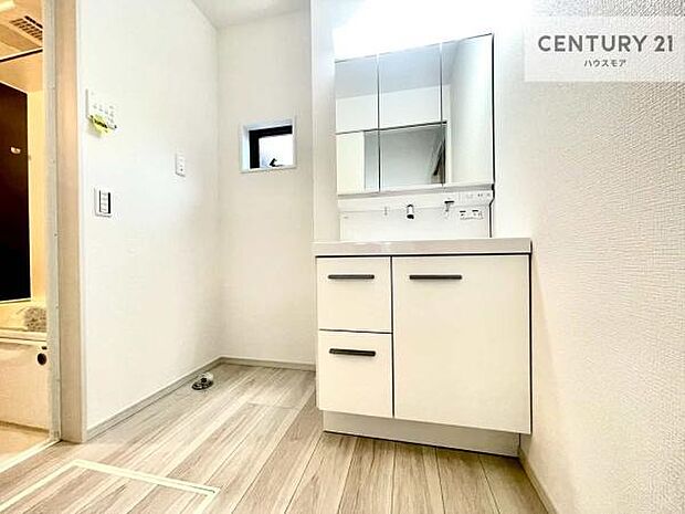 小窓付きの明るい洗面室です！湿気もすぐに入れ替えができて清潔に保つことができます！自然光が差し込むのでお化粧の仕上がりも良くなりますね！