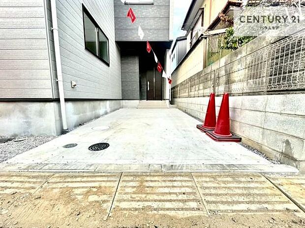 カースペース付きなのでマイカーをお持ちの方も安心ですね！ぜひ現地にてお確かめくださいませ！