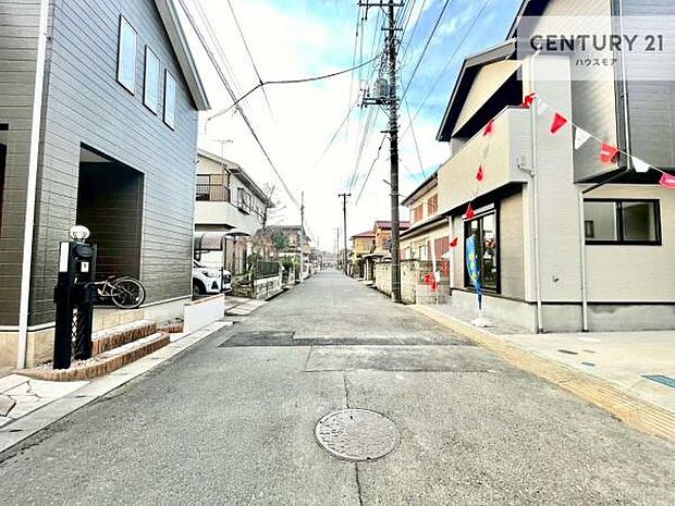 前面道路は6ｍ！陽当り良好な立地です。車庫入れが苦手な方も安心ですね。