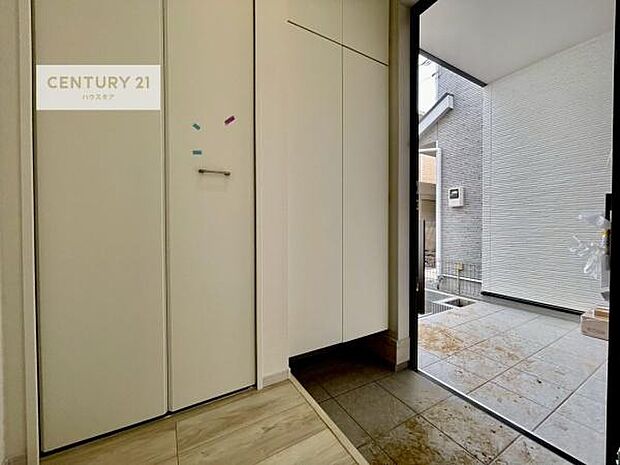 シューズボックス付きなので、玄関が片付きお掃除がしやすいです！スッキリした玄関で戸を開けた瞬間、清潔感のある心地いい空間が出迎えてくれます。