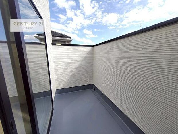 陽当たり良好なバルコニーです！晴れた日には青い空を見渡せる開放的な時間を楽しめます。