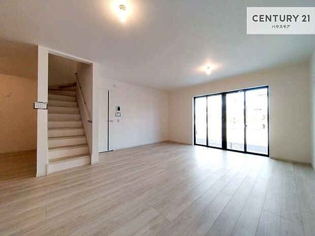 大きな窓からたっぷりの陽ざしが入る明るいリビング。開放感のあるリビングで家族団らんのくつろぎの時間を過ごせます！