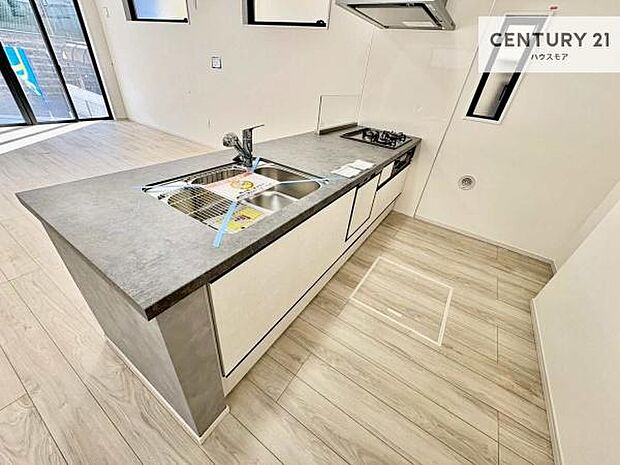 大人気の対面式システムキッチンを採用しています！ご家族のコミュニケーションが自然と増える設計です。お子様にも目が届くので嬉しいですね！広々使えて快適に作業が進みます。