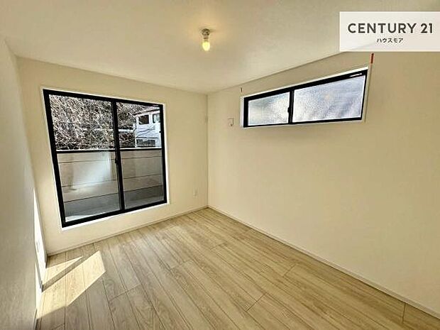 バルコニーに面している洋室です。明るく温もりがあり、換気もしっかりできます！朝起きて、外に出て背伸びをしつつ深呼吸をし良い朝を迎え入れることができます。