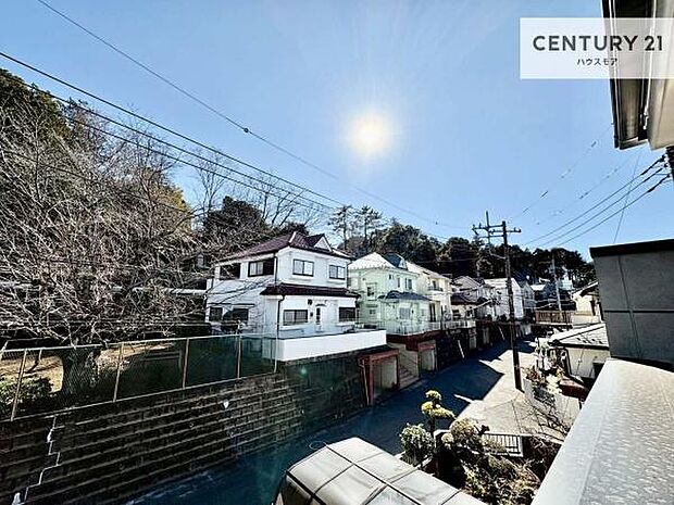 落ち着きある住宅街です！周囲には高い建物がなく、空が広く開放感があり、陽当たりを大きく遮られることもありません！気持ちの良い風が通り抜ける街並みです！