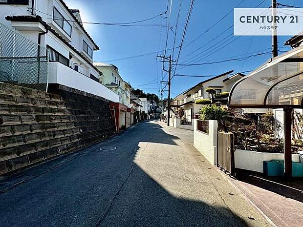 前面道路は5ｍ！陽当り良好な立地です。車庫入れが苦手な方も安心ですね。