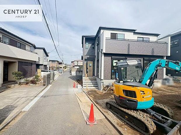 前面道路は4ｍ×4ｍ！陽当り良好な立地です。車庫入れが苦手な方も安心ですね。