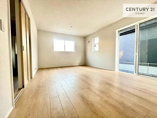 大きな窓からたっぷりの陽ざしが入る明るいリビング。開放感のあるリビングで家族団らんのくつろぎの時間を過ごせます！