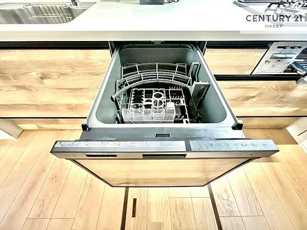 食洗機付きのキッチンです！忙しい時や手荒れ防止として大変活躍する便利な仕様です！ビルトインなのでキッチンの場所を取らず調理スペースを広く使うことが出来ます！