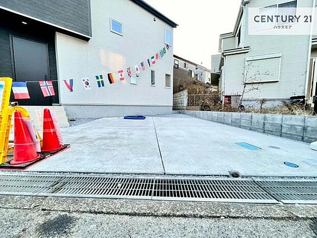 駐車スペースは2台分あります！セカンドカーはもちろん、バイクや自転車なども置き場所に困りません。