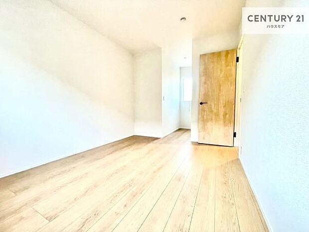 収納スペースがついています！居室をスッキリ整頓する事ができますね。家具を選ばないシンプルなデザインの為、家具を選ばずお気に入りの空間作りができそうですね。