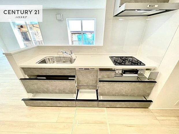 収納スペースが豊富で、調理スペースがスッキリと片付きひろ〜く活用できます！快適に作業ができます！毎日の料理が捗ります！