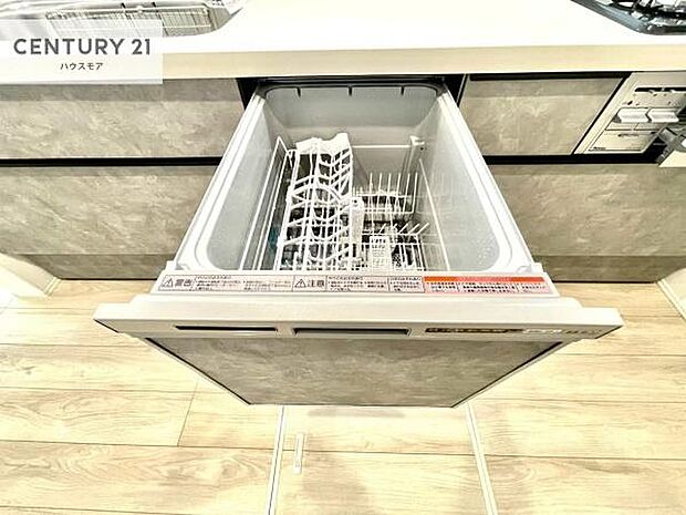 食洗機付きのキッチンです！忙しい時や手荒れ防止として大変活躍する便利な仕様です！ビルトインなのでキッチンの場所を取らず調理スペースを広く使うことが出来ます！