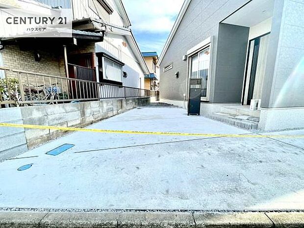 駐車スペースは2台分あります！セカンドカーはもちろん、バイクや自転車なども置き場所に困りません。