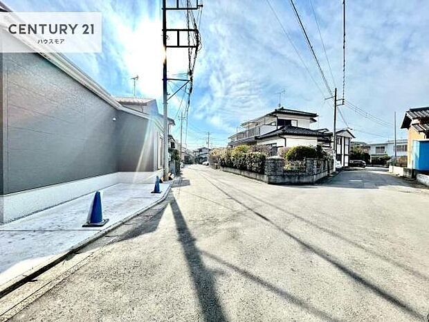 前面道路は6ｍ！陽当り良好な立地です。車庫入れが苦手な方も安心ですね。