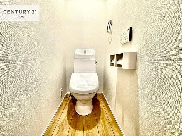 1・2階にトイレがございます!朝の忙しい時間帯も待たずにすみそうですね。白を基調とした清潔感のあるトイレでお手入れがしやすいです!