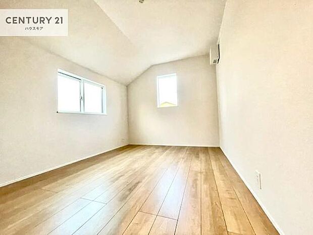 2面採光を確保した明るい室内は、風通しも良く、明るく大変居心地の良い空間となっております。リラックスして過ごせる心地の良いお部屋です!