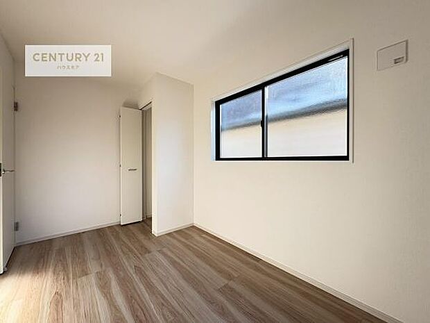 掃き出し窓がないお部屋は、お子様のお部屋としても安心です！収納スペースも充実しているので散らかったお部屋をサッと片付けられます！