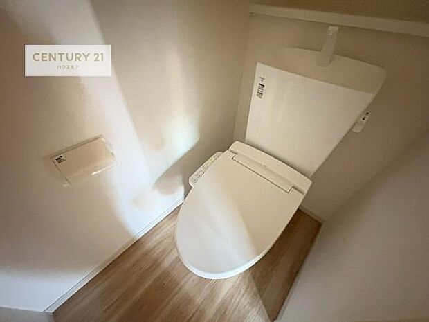 1・2階にトイレがございます！朝の忙しい時間帯も待たずにすみそうですね。白を基調とした清潔感のあるトイレでお手入れがしやすいです！