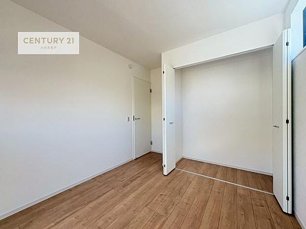 掃き出し窓がないお部屋は、お子様のお部屋としても安心です！収納スペースも充実しているので散らかったお部屋をサッと片付けられます！