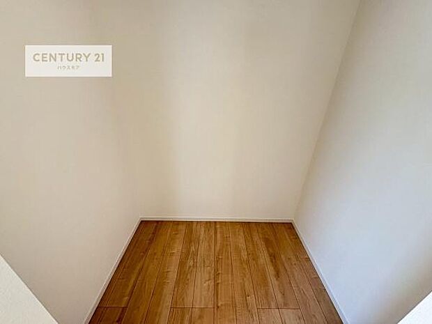 ウォークインクローゼット付きです。たくさんのお洋服などを収納しておけそうですね！他にも扇風機や加湿器など季節物の大きな家電も収納できます！