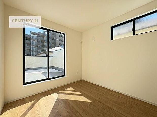 バルコニーに面したお部屋なので明るく開放的です！